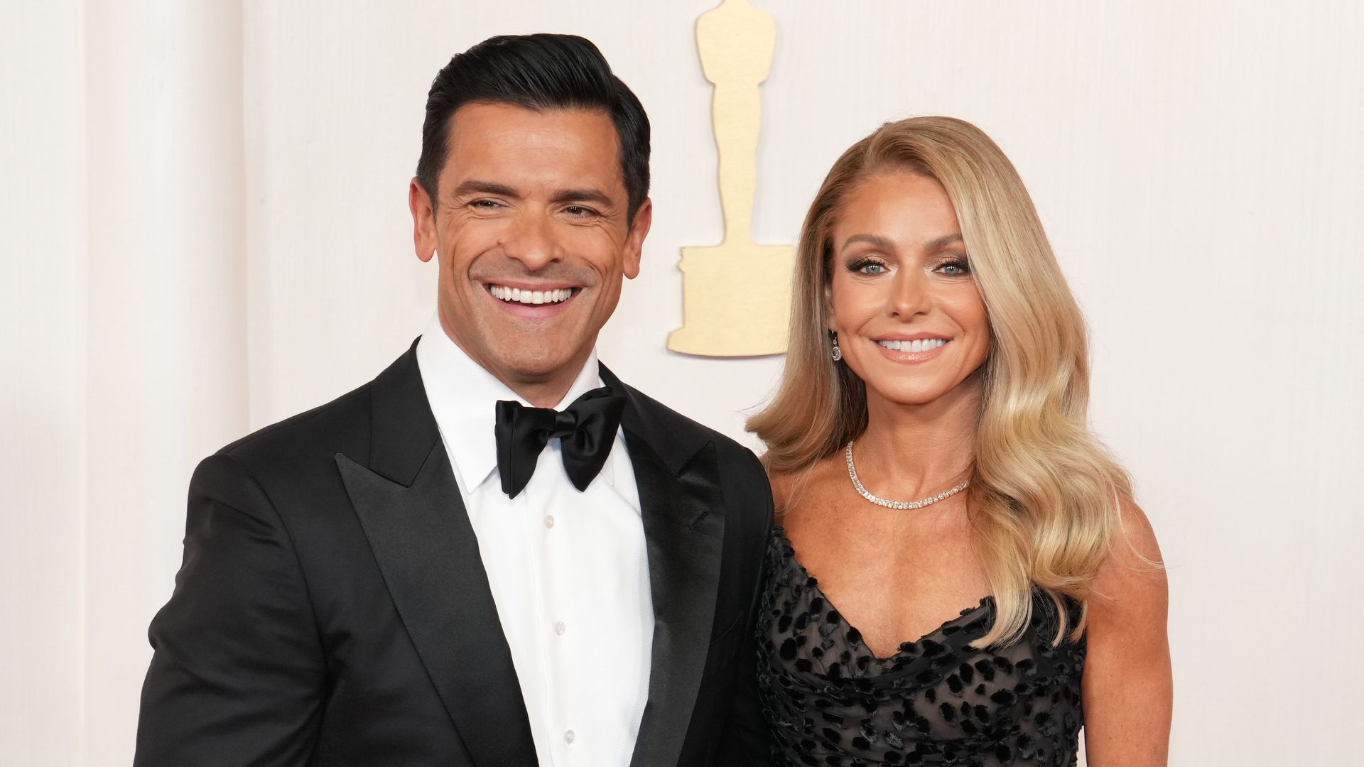 Kelly Ripa jokes about an 'airport divorce' from Mark Consuelos: 'We travel differently'