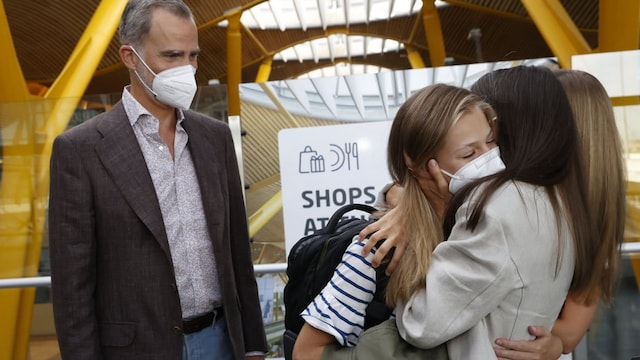 Spanish Princess says goodbye to family at the airport before leaving for new school