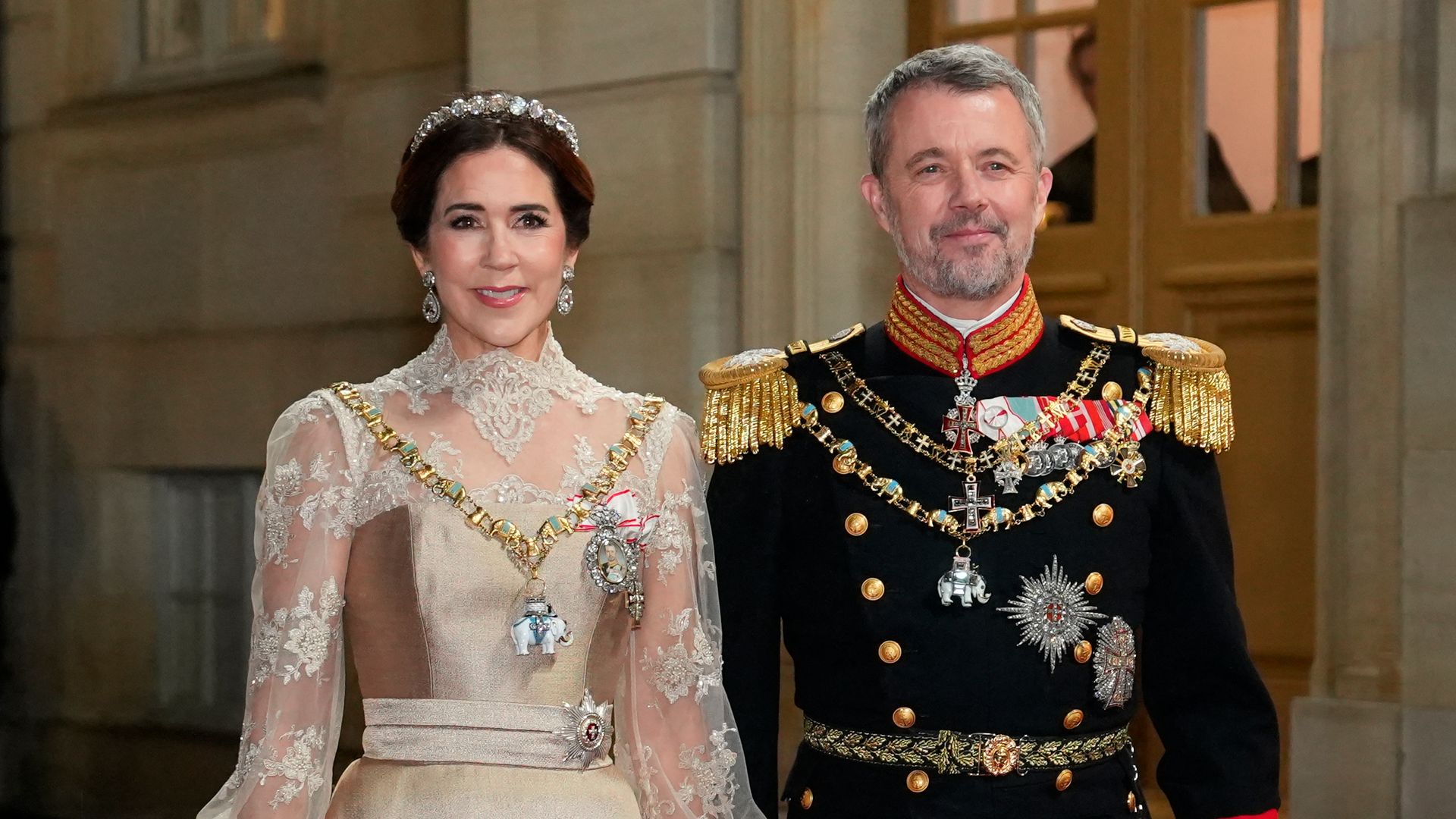 https://www.hola.com/us/horizon/landscape/f2f9b78c26d9-queen-mary-and-king-frederik-x-attend-the-new-years-reception-and-banquet-at-chr.jpg?im=Resize=(1200)
