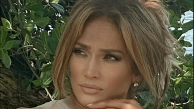 Jennifer Lopez on set of "Shotgun Wedding"