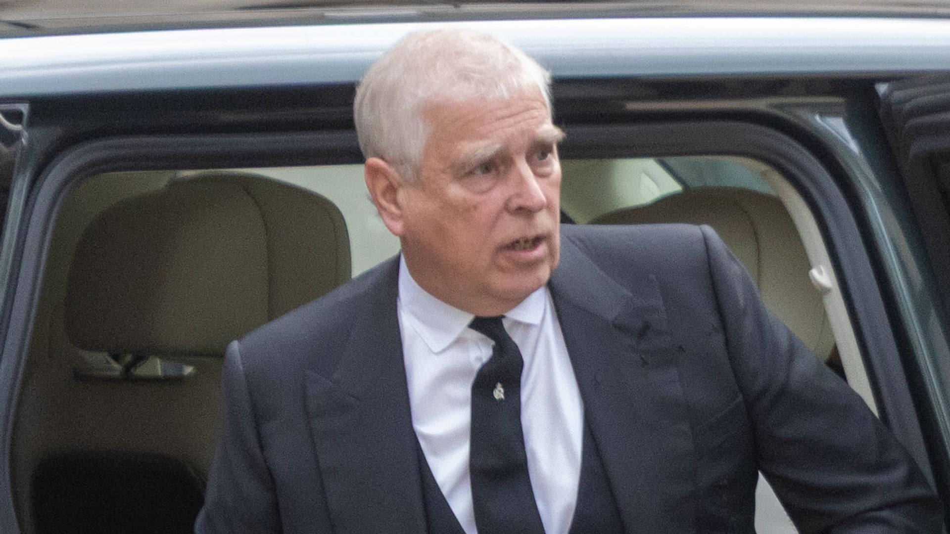 https://www.hola.com/us/horizon/landscape/f4be440792fb-london-united-kingdom-prince-andrew-arriving-for-the-requiem-mass-service-for-th.jpg?im=Resize=(1200)