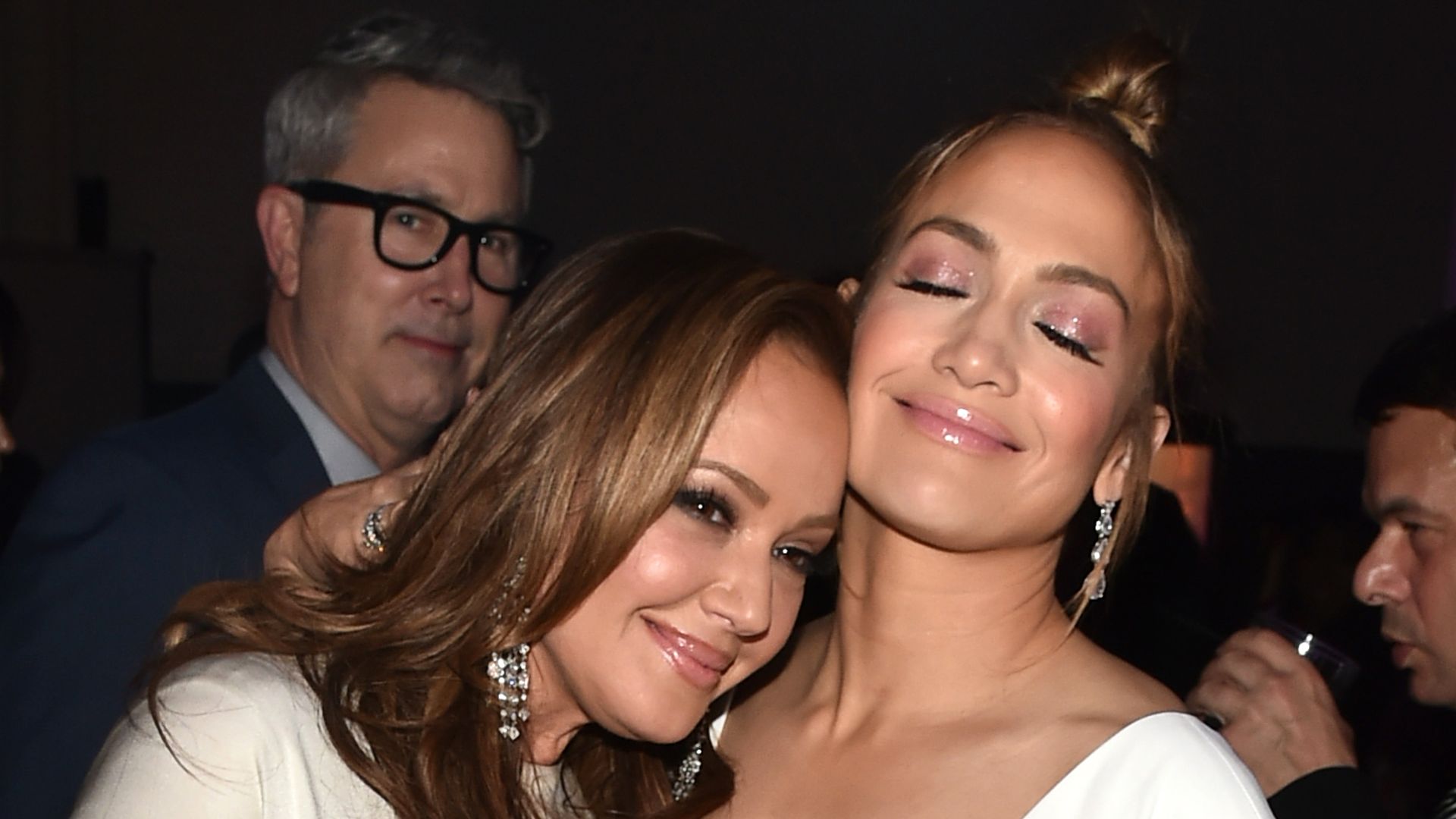 https://www.hola.com/us/horizon/landscape/f516d01d9072-leah-remini-and-jennifer-lopez.jpg?im=Resize=(1200)