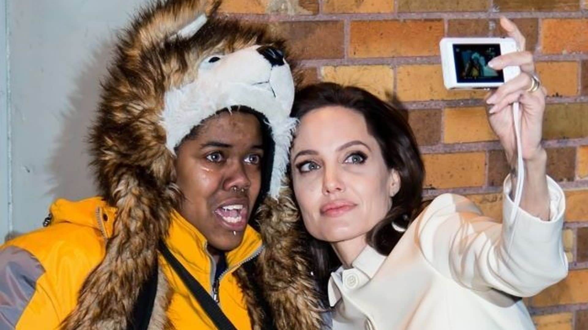 Angelina Jolie comforts panicked fan