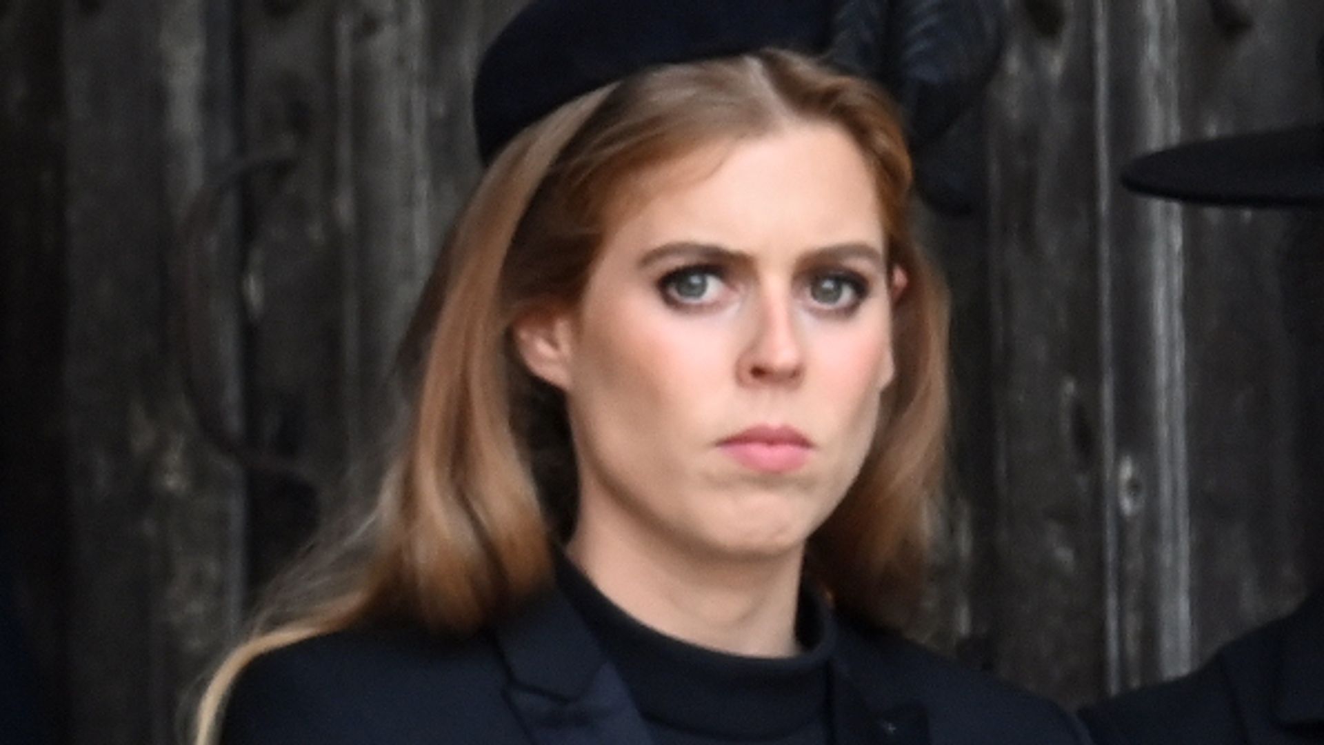 https://www.hola.com/us/horizon/landscape/f5a7046ce4aa-19-september-2022-hm-queen-elizabeth-ii-is-moved-from-westminster-hall-on-the-st.jpg?im=Resize=(1200)