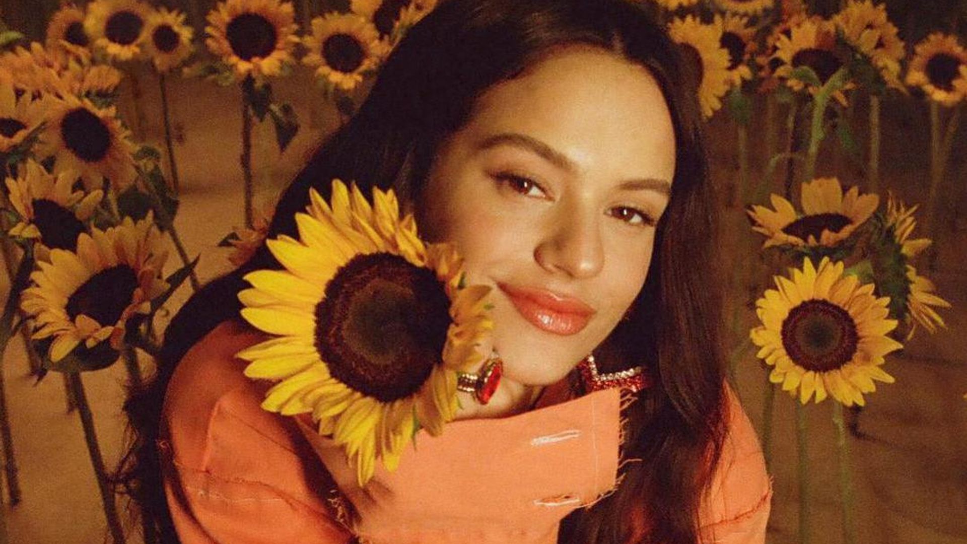 Rosalía reveals her new bangs that she cut herself and she looks beautiful