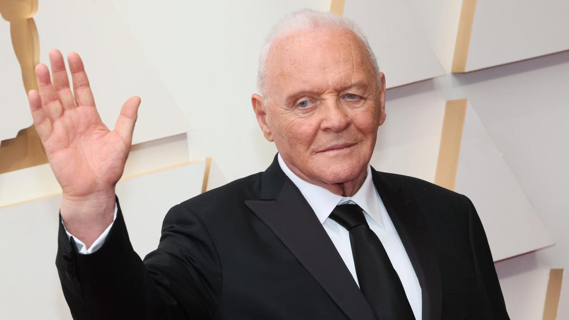 Anthony Hopkins makes the most of the summer by dancing to Colombian music