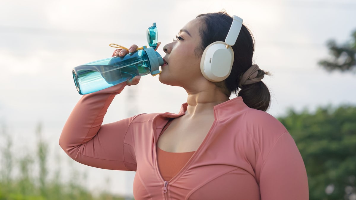 https://www.hola.com/us/horizon/landscape/f5fed6a6f254-beautiful-plus-size-woman-in-sportswear-drinking-water-after-exercising-and-list.jpg?im=Resize=(1200)