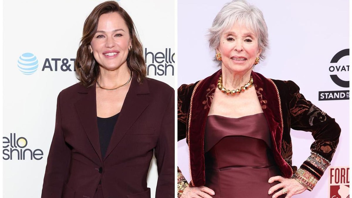 Jennifer Garner and Rita Moreno star in Netflix Holiday film(02)