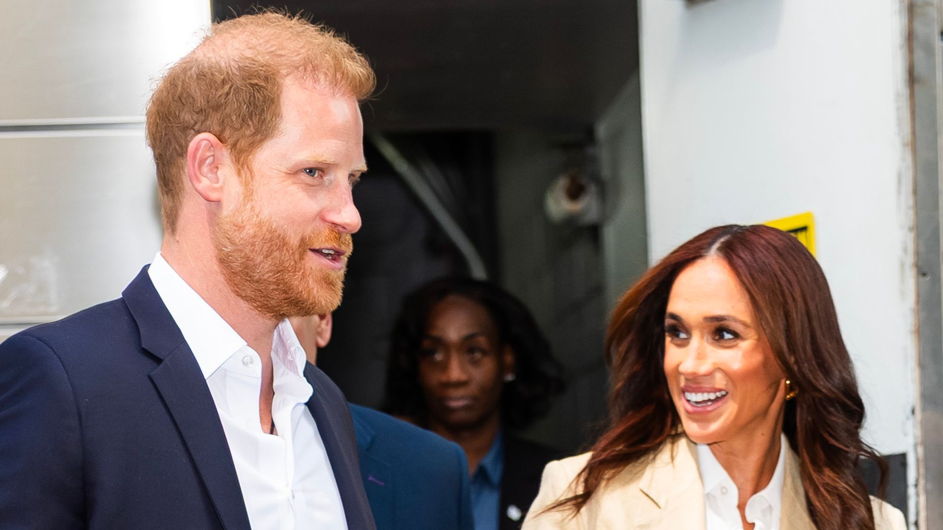 https://www.hola.com/us/horizon/landscape/f681916de4a7-new-york-new-york-prince-harry-duke-of-sussex-and-meghan-duchess-of-sussex-atten.jpg?im=Resize=(1200)
