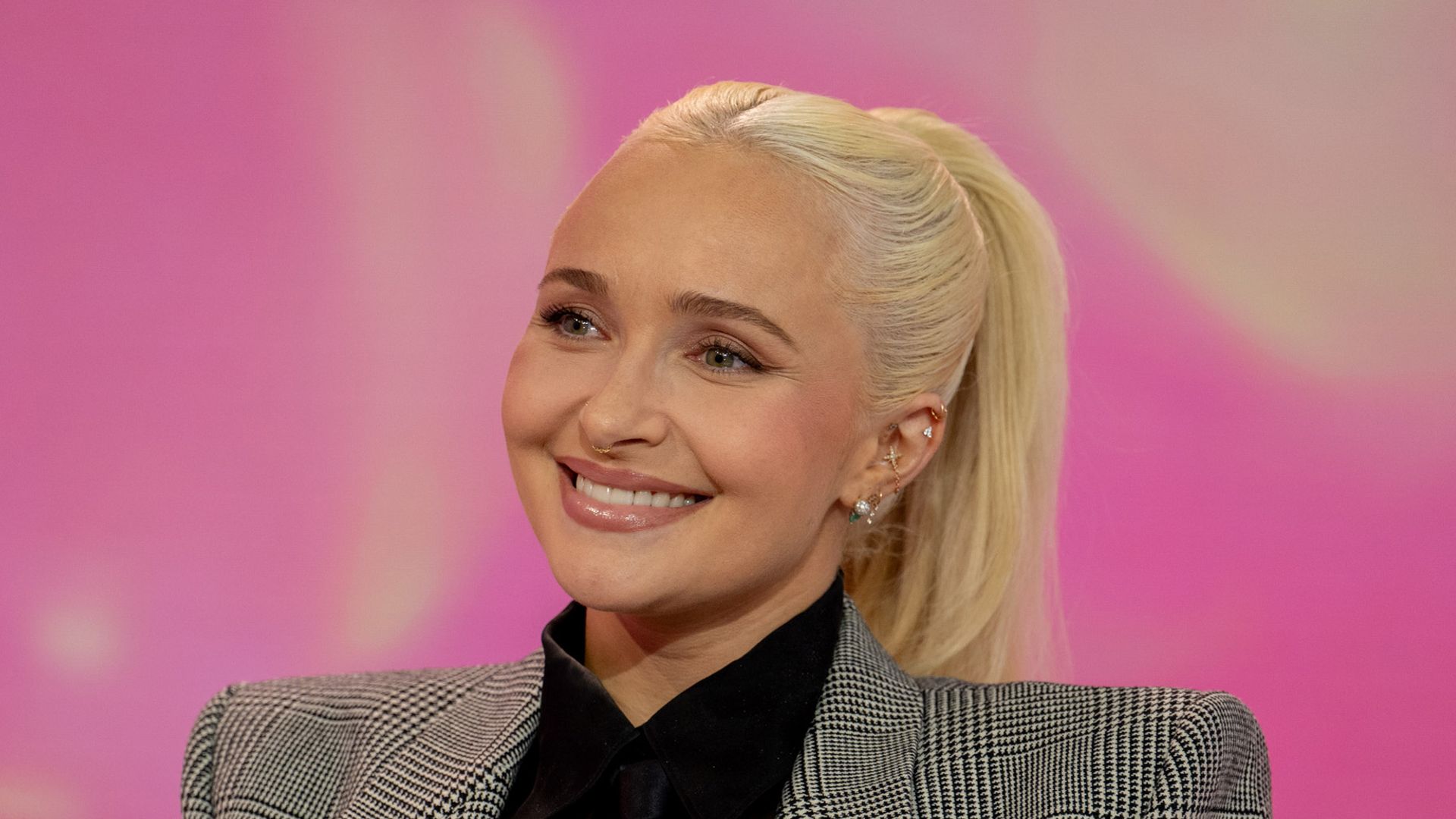 https://www.hola.com/us/horizon/landscape/f6f91b82f60f-hayden-panettiere-on-tuesday-september-24-2024.jpg?im=Resize=(1200)