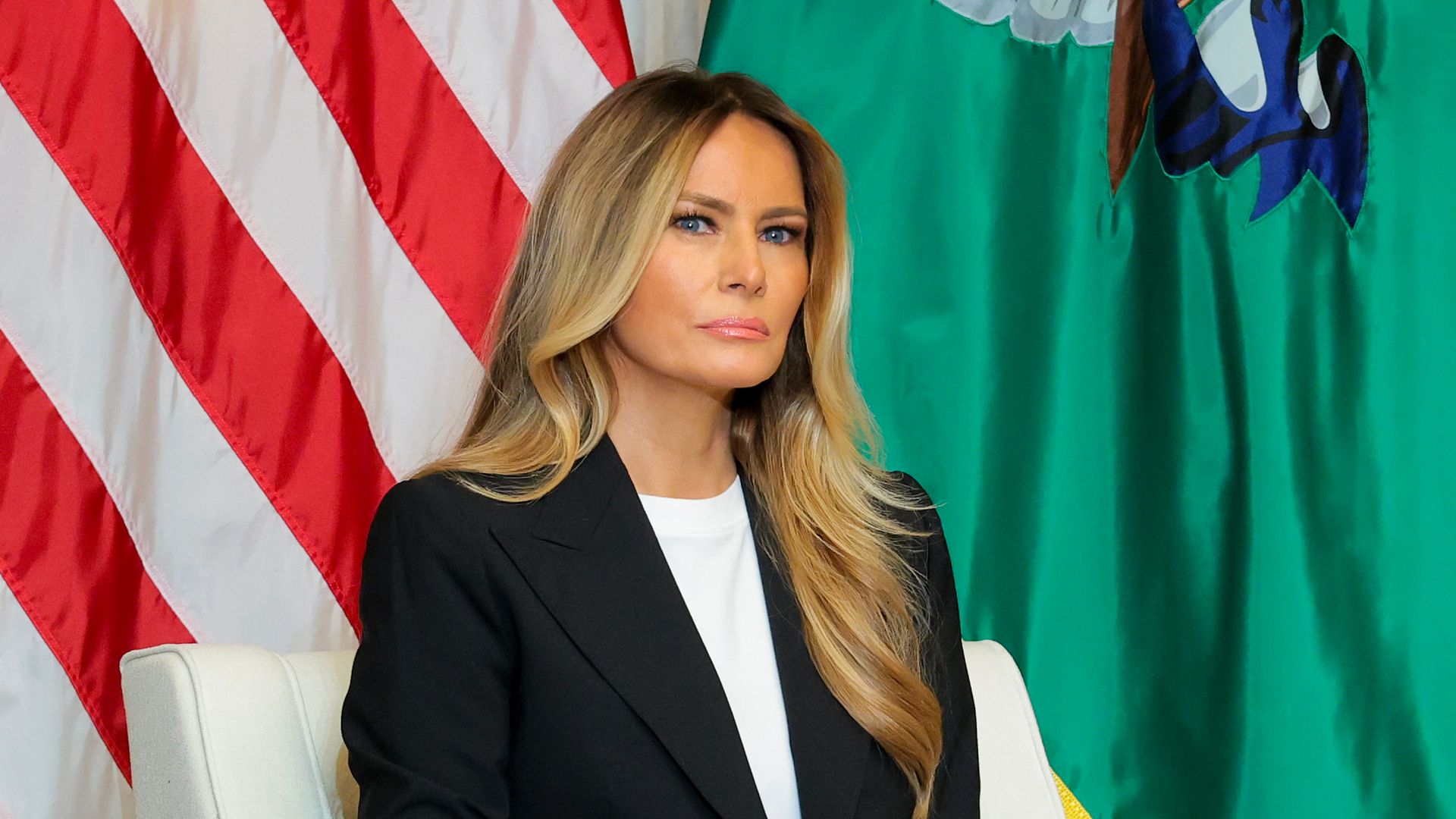 https://www.hola.com/us/horizon/landscape/f703ee243359-washington-dc-u-s-first-lady-melania-trump-speaks-listens-as-u-s-secretary-of-th.jpg?im=Resize=(1200)