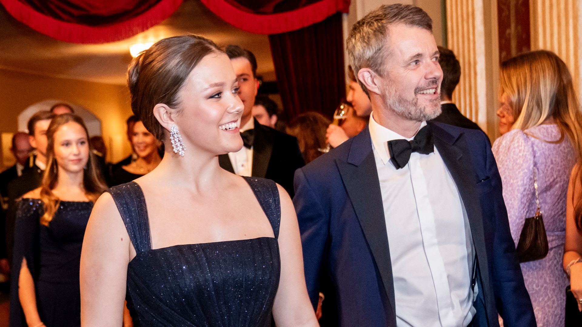 https://www.hola.com/us/horizon/landscape/fadb5b9375a5-princess-isabella-of-denmark-walks-with-her-father-king-frederik-x-of-denmark-at.jpg?im=Resize=(1200)