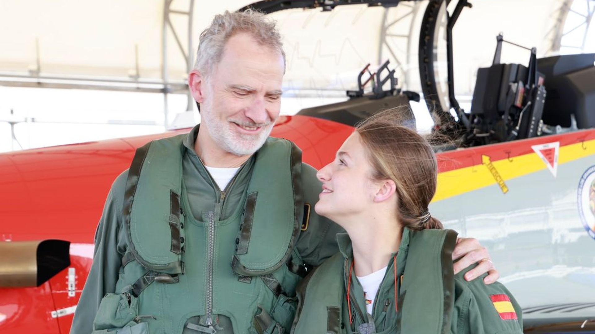 Spectacular photos of King Felipe VI and Princess Leonor’s first flight together in Murcia, flying side by side in Pilatus aircraft