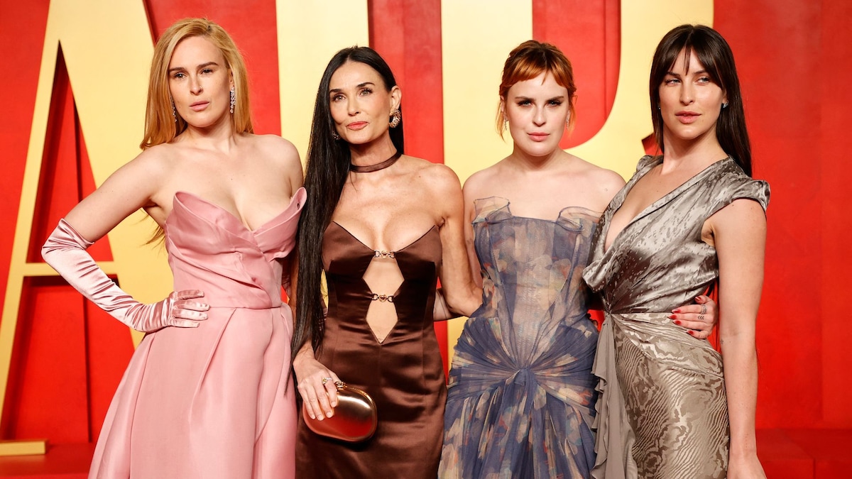 Demi Moore twins with her daughters in a bittersweet Christmas pic without Bruce Willis