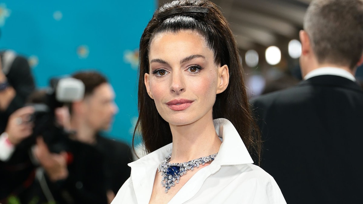 https://www.hola.com/us/horizon/landscape/fd29ab035a51-new-york-new-york-anne-hathaway-attends-the-2025-met-gala-celebrating-superfine-.jpg?im=Resize=(1200)