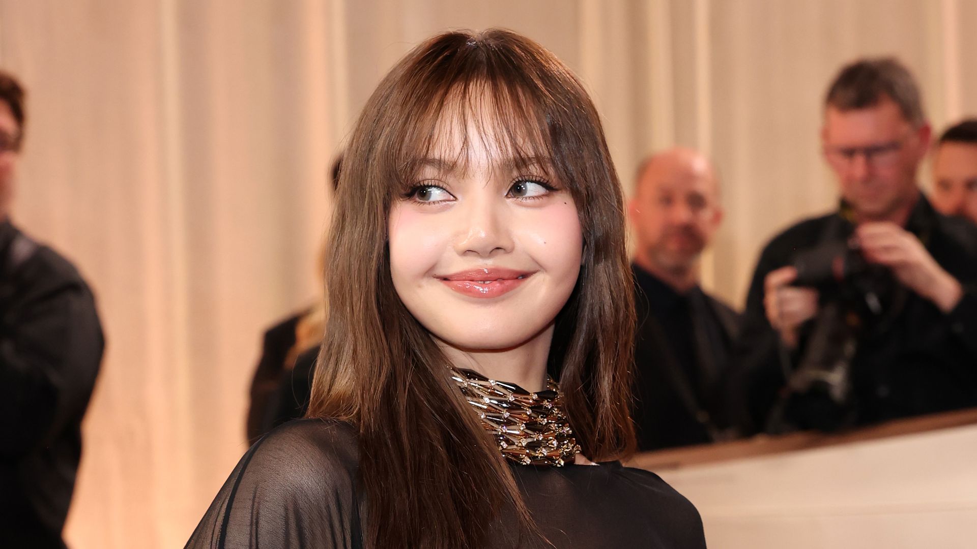 BLACKPINK’s Lisa defies the snow, looking stunning in a black bikini and camo