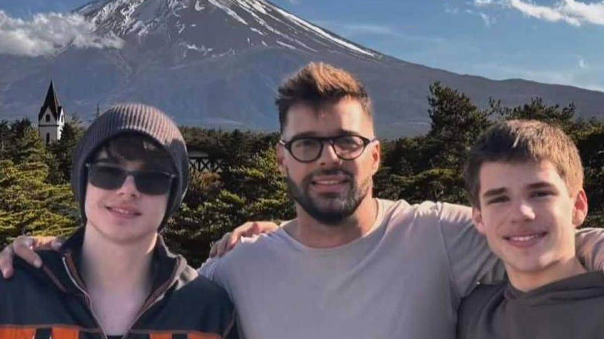 ‘Tino’, hijo de Ricky Martin, reaparece en la playa tras las preocupaciones sobre su salud
