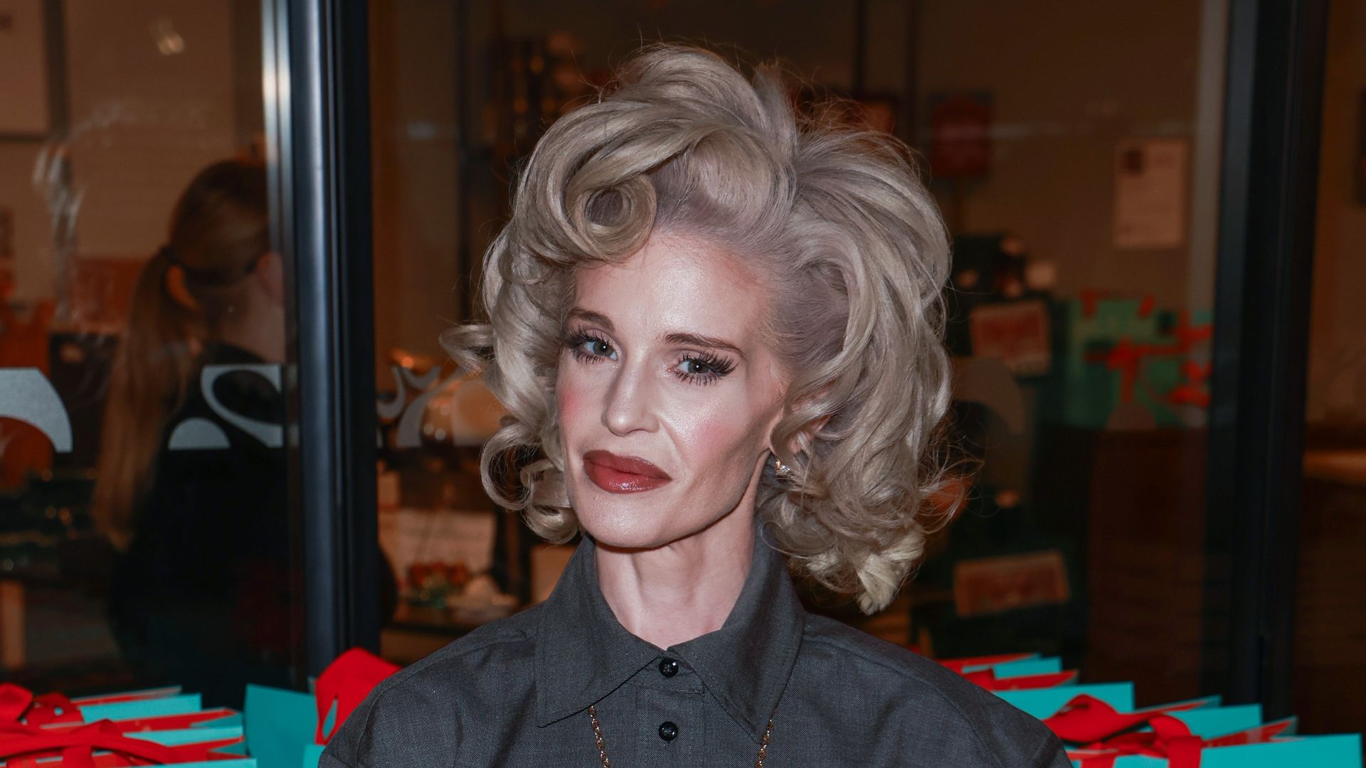 Kelly wore a charcoal gray look that showed off her tiny waist