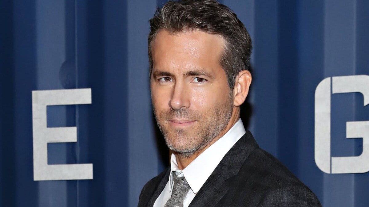 Ryan Reynolds sends heartfelt video to young fan with cancer(00)