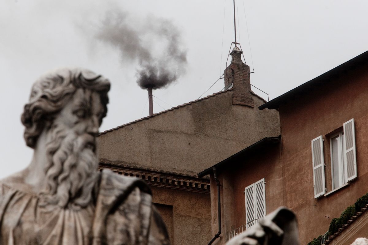 Cardinals communicate the results of the conclave with smoke