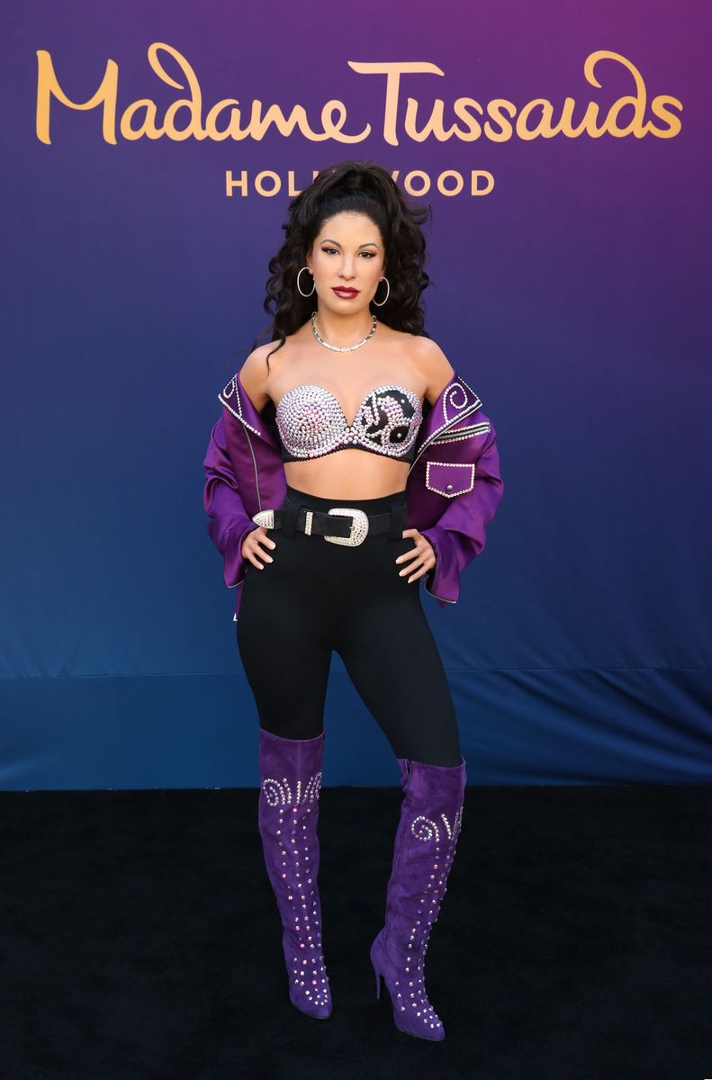 HOLLYWOOD, CA - 30 DE AGOSTO: Presentación en Madame Tussauds Hollywood de la cantante Selena inmortalizada en cera en Madame Tussauds el 30 de agosto de 2016 en Hollywood, California. (Foto de Rachel Murray/Getty Images para Madame Tussauds Hollywood) 