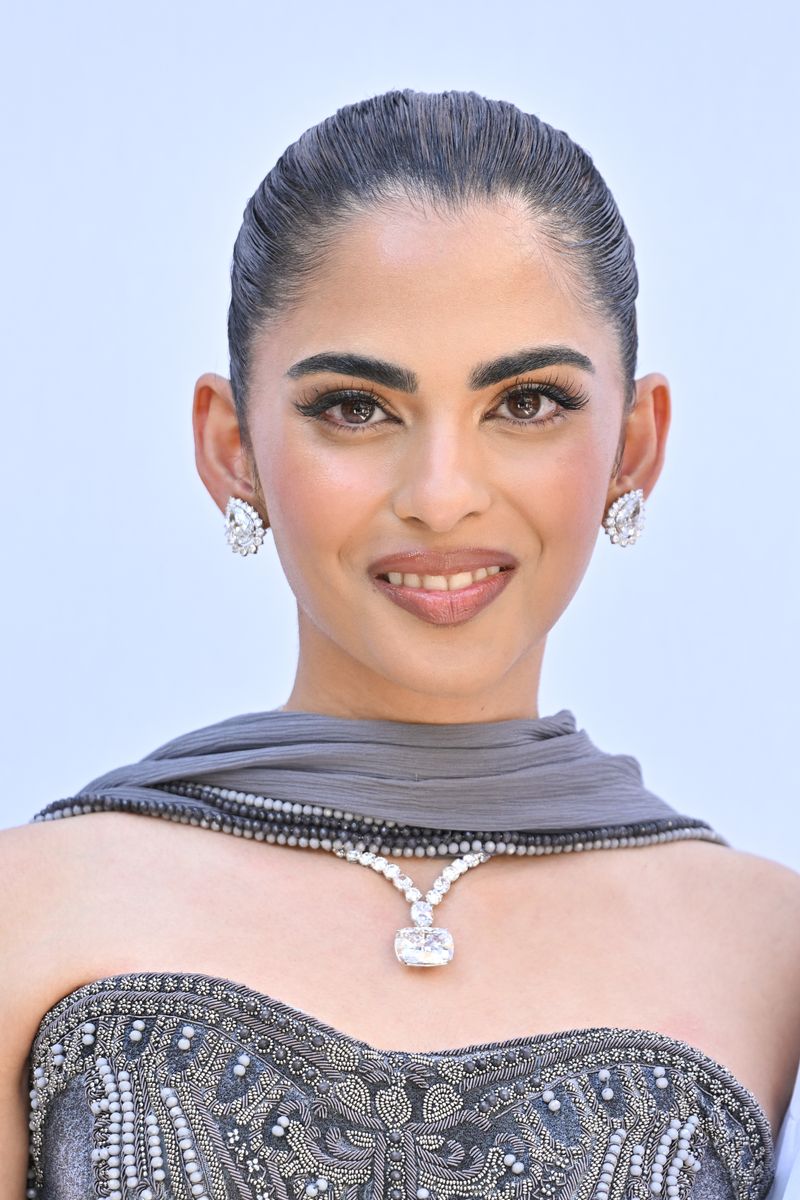 Her breathtaking collection included a rivière necklace featuring a remarkable 30-carat cushion-cut center diamond, complemented by an additional 40 carats of diamonds.