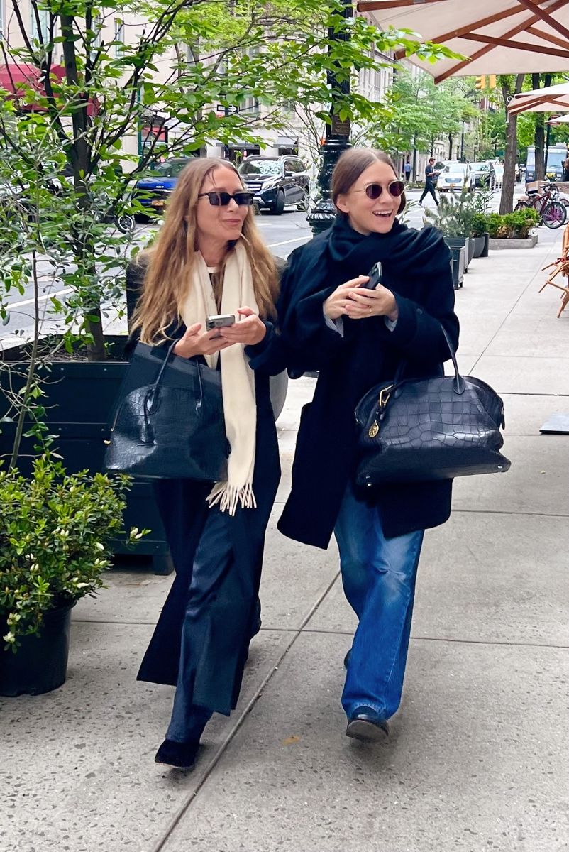Photo © 2026 Backgrid/The Grosby Group 

*EXCLUSIVE*  
New York, April 30, 2026. 
Mary-Kate and Ashley Olsen were spotted enjoying a rare outing in Midtown Manhattan, stepping out after lunch with a friend. The fashion moguls looked effortlessly chic in coordinated dark ensembles, flashing smiles as they strolled through the city and greeted a companion outside a sidewalk café. 
*** 
Mary-Kate y Ashley Olsen fueron vistas disfrutando de una rara salida en Midtown Manhattan, tras almorzar con una amiga. Las magnates de la moda lucían chic sin esfuerzo con conjuntos oscuros a juego, y sonreían mientras paseaban por la ciudad y saludaban a una acompañante en la terraza de un café.