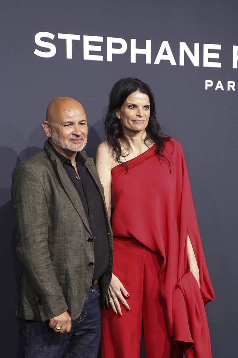 At Barcelona Bridal Fashion Week, Athina Onassis made a rare and quietly impactful appearance alongside Pierre Martinez for the presentation of Stéphane Rolland.