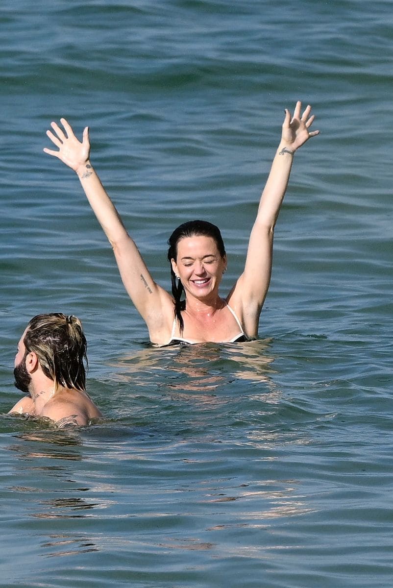 
Katy Perry soaks up the sun in Miami, spending a day on the beach with her crew. The pop star shines in a black and white bikini, paired with a matching striped bag.
***
Katy Perry disfruta del sol en Miami, pasando el día en la playa con su grupo de amigos. La estrella del pop brilló con un bikini blanco y negro, combinado con un bolso de rayas a juego.