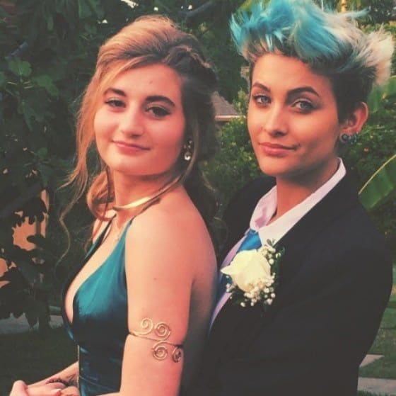 Paris coordinated her new blue hair perfectly to her and Melissa's outfits.
<br>
Photo: Instagram/@parisjackson