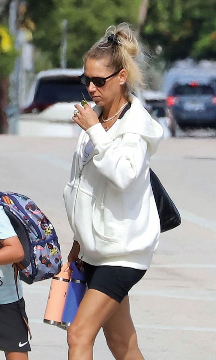 Enrique Iglesias and Anna Kournikova are expecting their fourth child