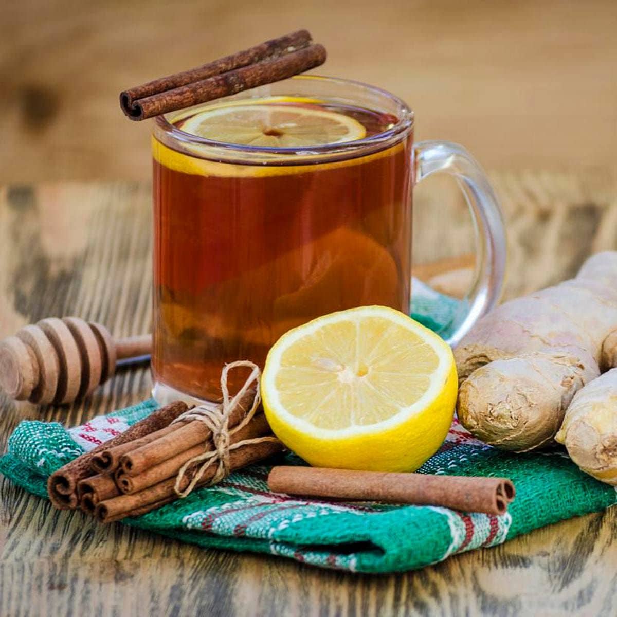 Taza con infusion de jengibre, limon , miel y canela.