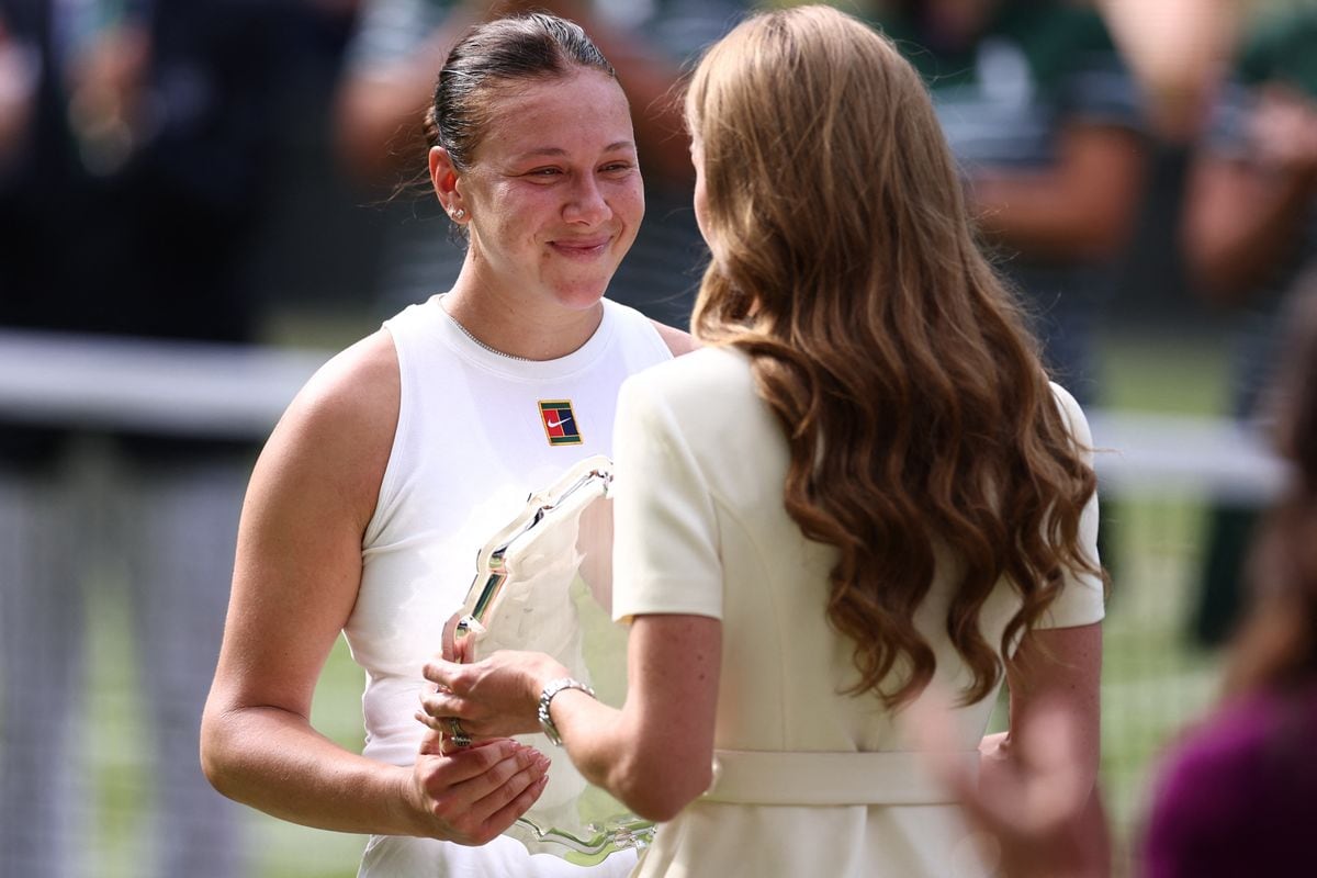 TOPSHOT - Britain's Catherine, Princess of Wales gives the runner up trophy, to US player Amanda Anisimova after her defeat against Poland's Iga Swiatek at the end of their women's singles final tennis match on the thirteenth day of the 2025 Wimbledon Championships at The All England Lawn Tennis and Croquet Club in Wimbledon, southwest London, on July 12, 2025. (Photo by HENRY NICHOLLS / AFP) / RESTRICTED TO EDITORIAL USE (Photo by HENRY NICHOLLS/AFP via Getty Images)          