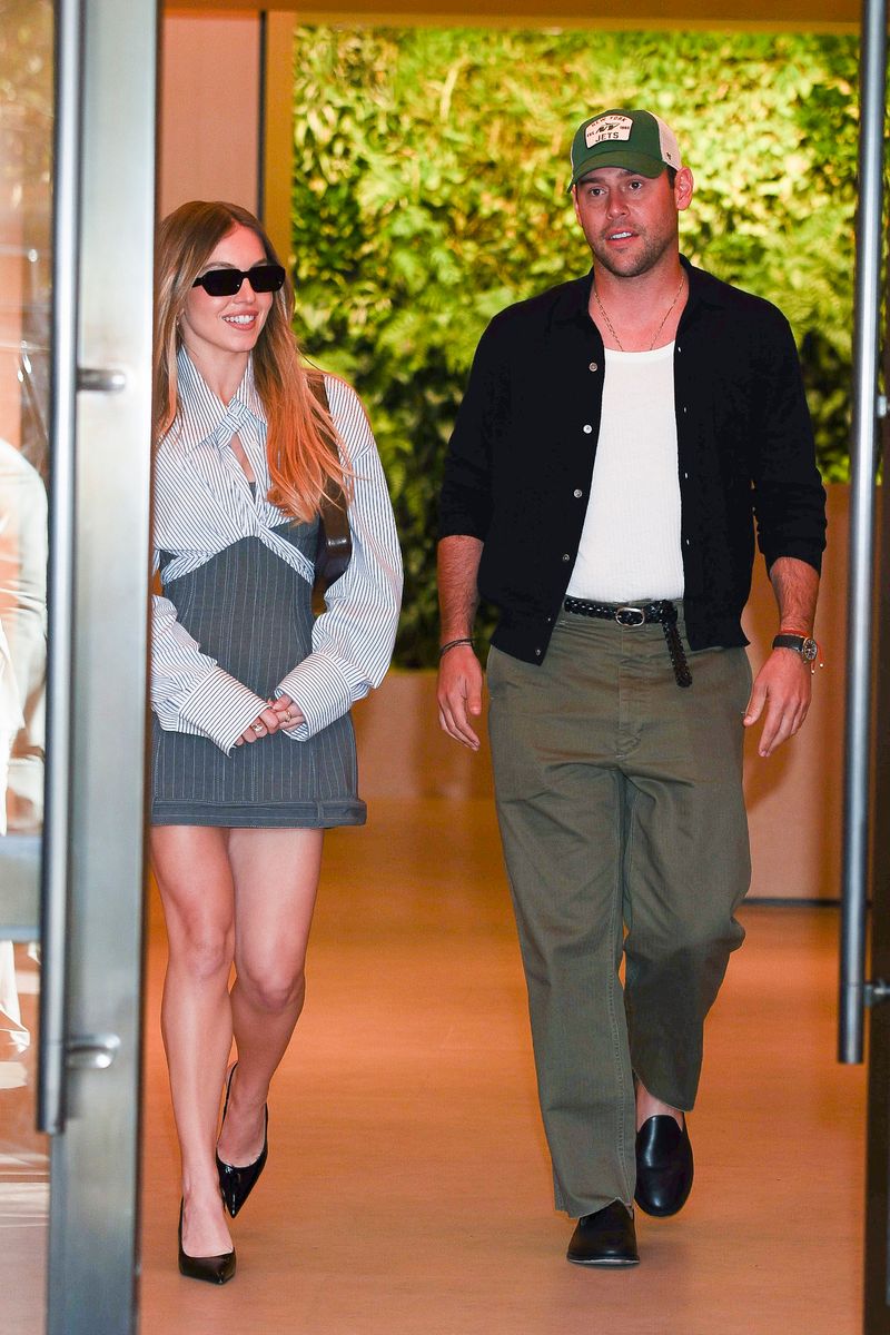 Sweeney was all smiles in a fashion-forward look, which consisted of a gray pinstripe minidress with an oversized collared shirt and black heels. 