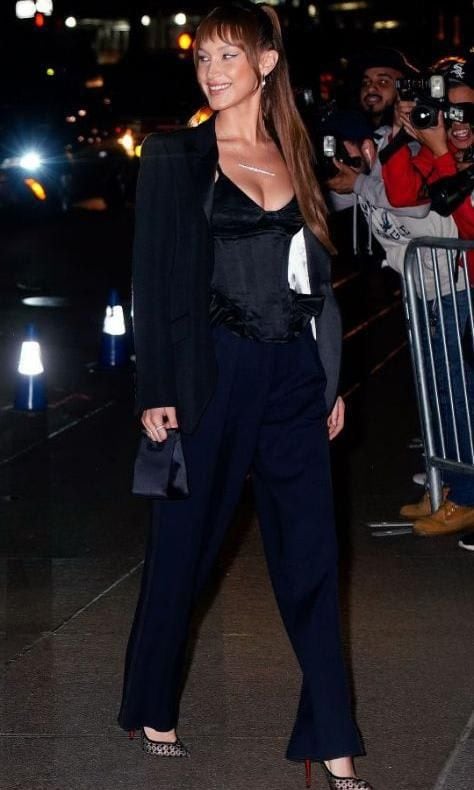 Bella Hadid en traje dos piezas