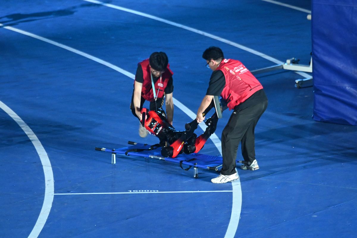 The humanoid robot "Blitz" from the Chinese cell phone manufacturer Honor is placed on a stretcher after a 100-meter sprint