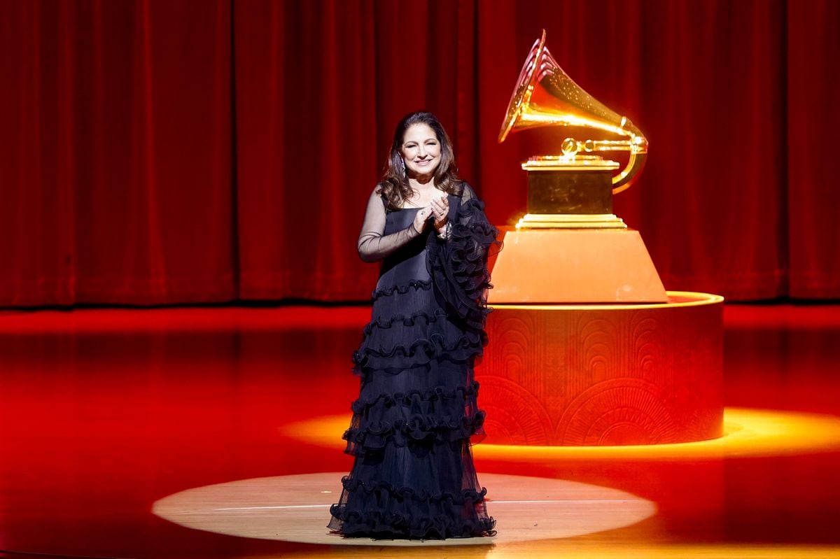 Gloria Estefan habla en el escenario durante la presentación de premios especiales 