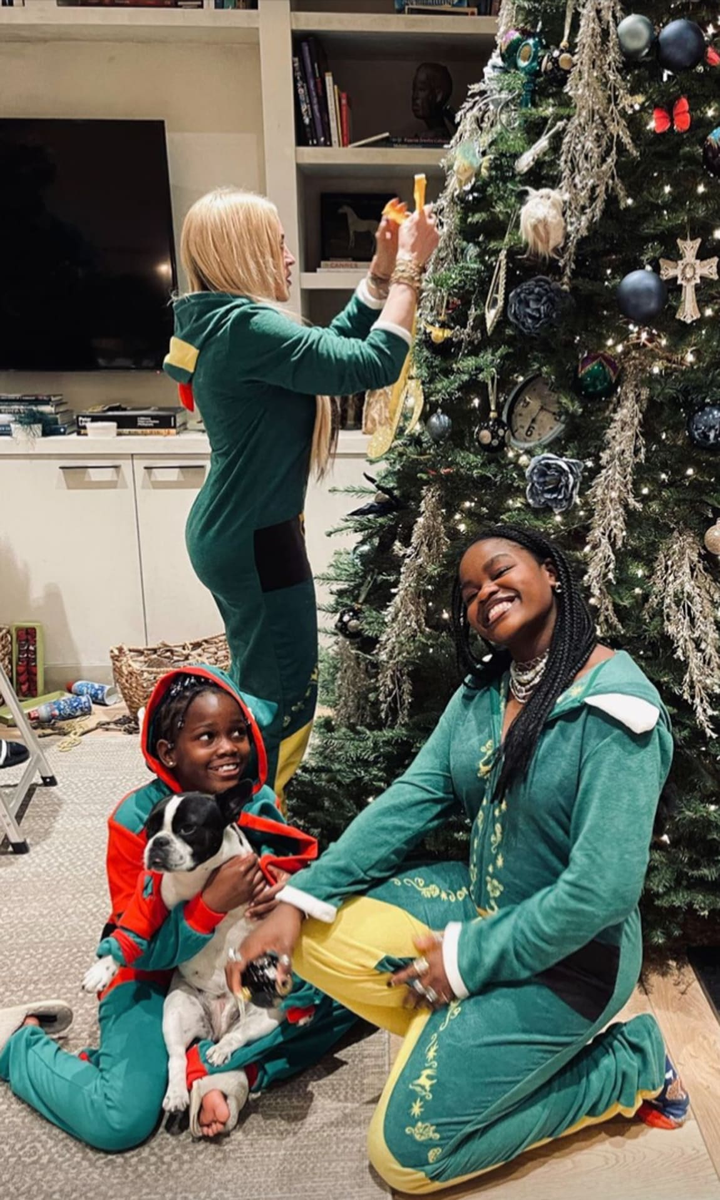 Madonna decorate the Christmas tree with her boyfriend and kids