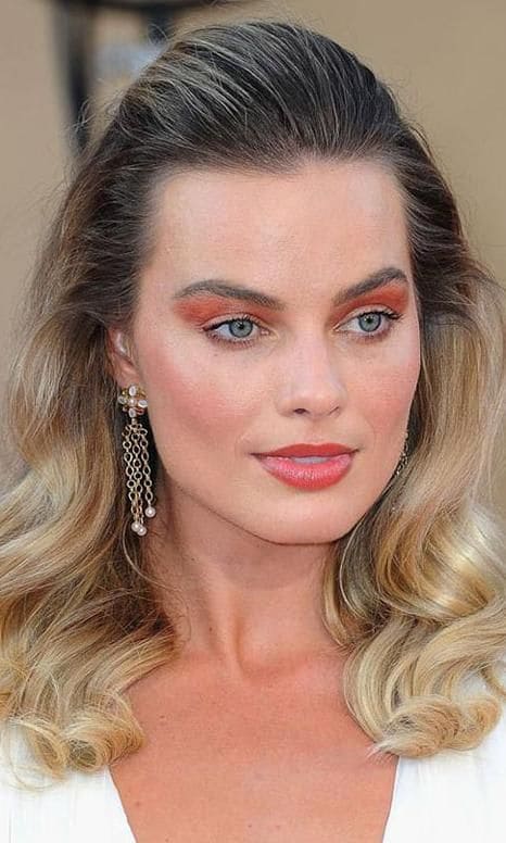 Margot Robbie con maquillaje monocromático tonos ocre