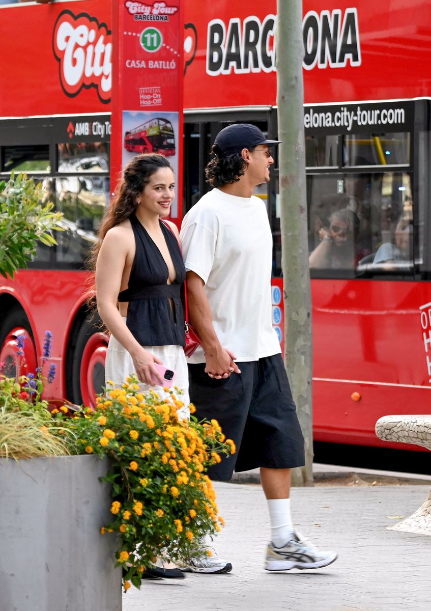 They frequently stopped to exchange undisguised kisses and hugs, demonstrating the passion that unites them.