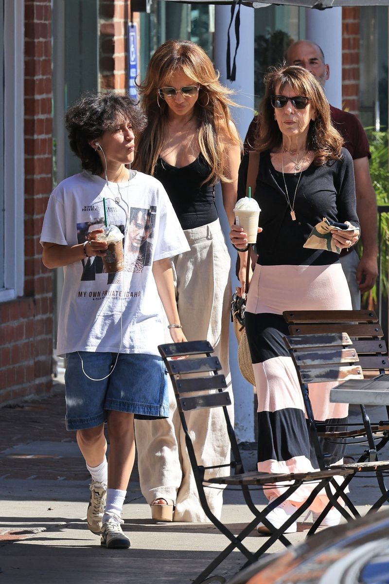 Jennifer and Emme go househunting