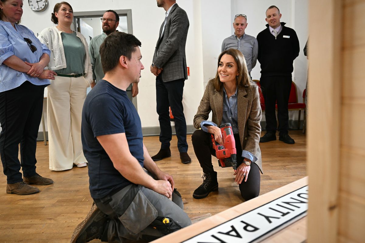 RETRANSMITTING AMENDING BY LINE FROM AARON CHOWN TO OLI SCARFF The Princess of Wales, known as the Duchess of Rothesay when in Scotland, uses a nail gun as she helps to construct a sign for a Community Pantry, during a visit to Aros Hall community hub in the town of Tobermory on the Isle of Mull. Picture date: Tuesday April 29, 2025. (Photo by Oli Scarff/PA Images via Getty Images)