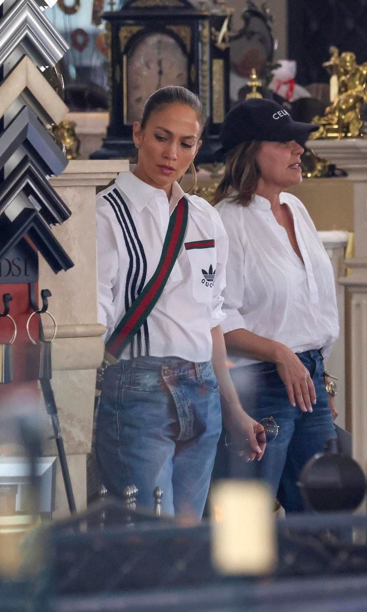 Jennifer Lopez shops with the twins