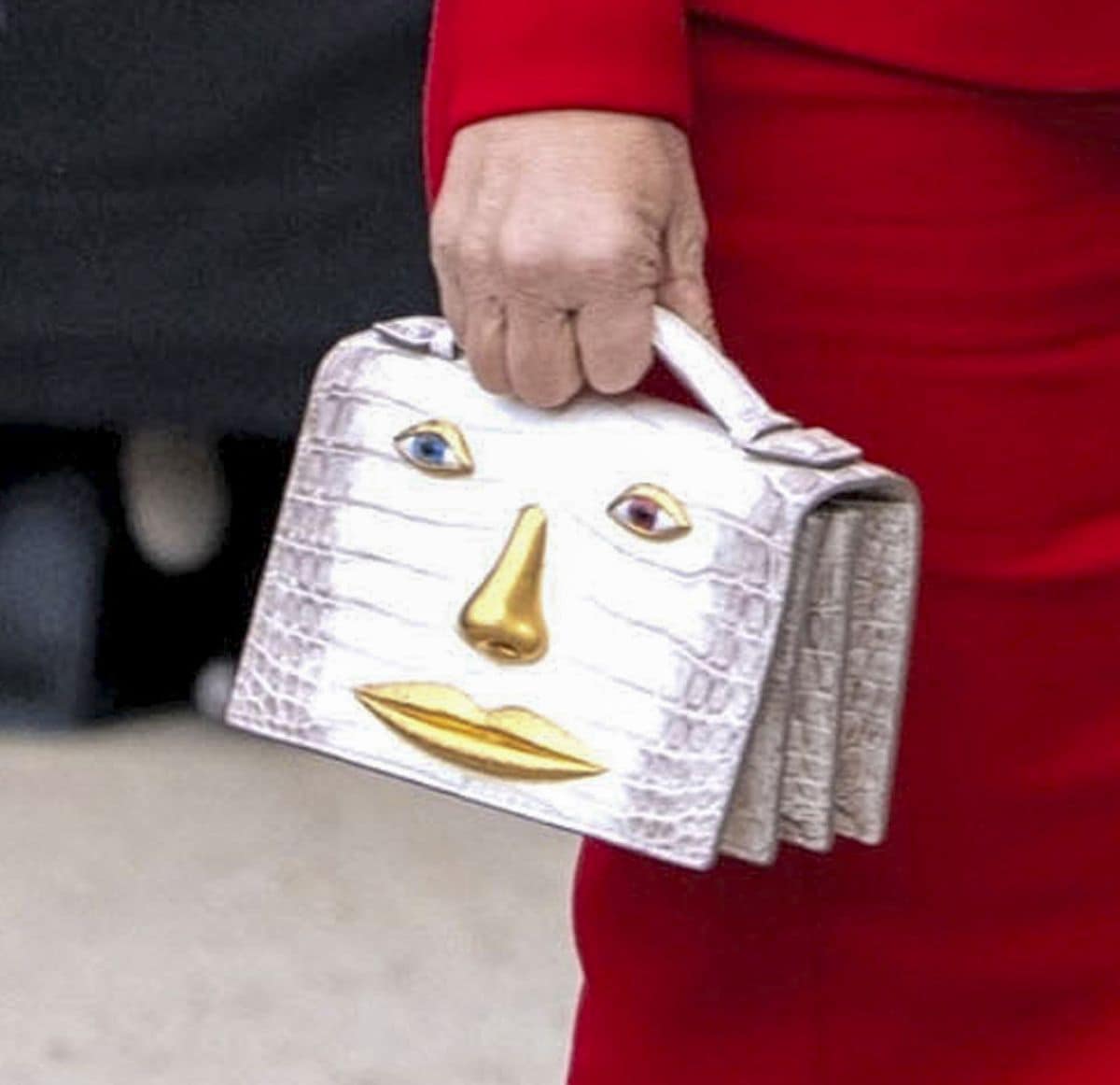 Lauren turned heads in a striking red ensemble, styled with matching pointed-toe stiletto heels, oversized sunglasses, and her quirky Schiaparelli mini bag featuring a sculpted face design. 