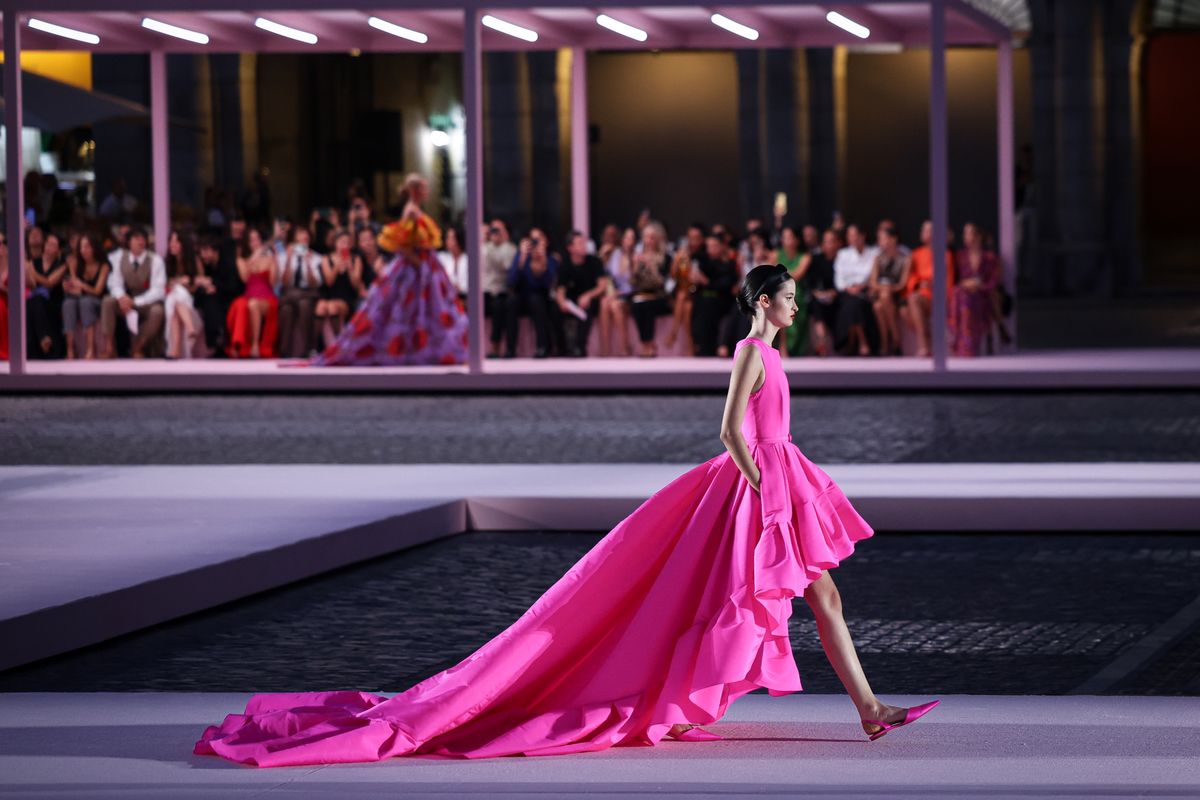 One of over 70 looks, blending classic elegance with Madrid’s vibrant soul.