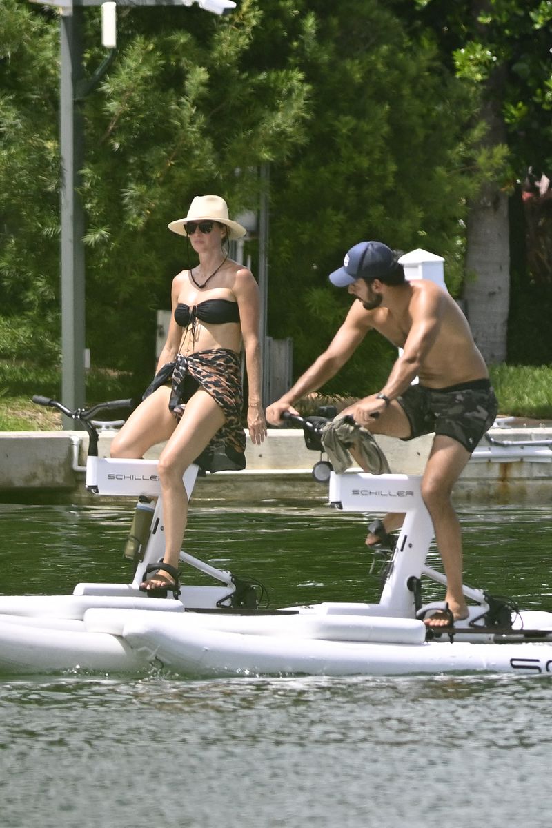 Bikini-clad Gisele Bundchen and boyfriend Joaquim Valente