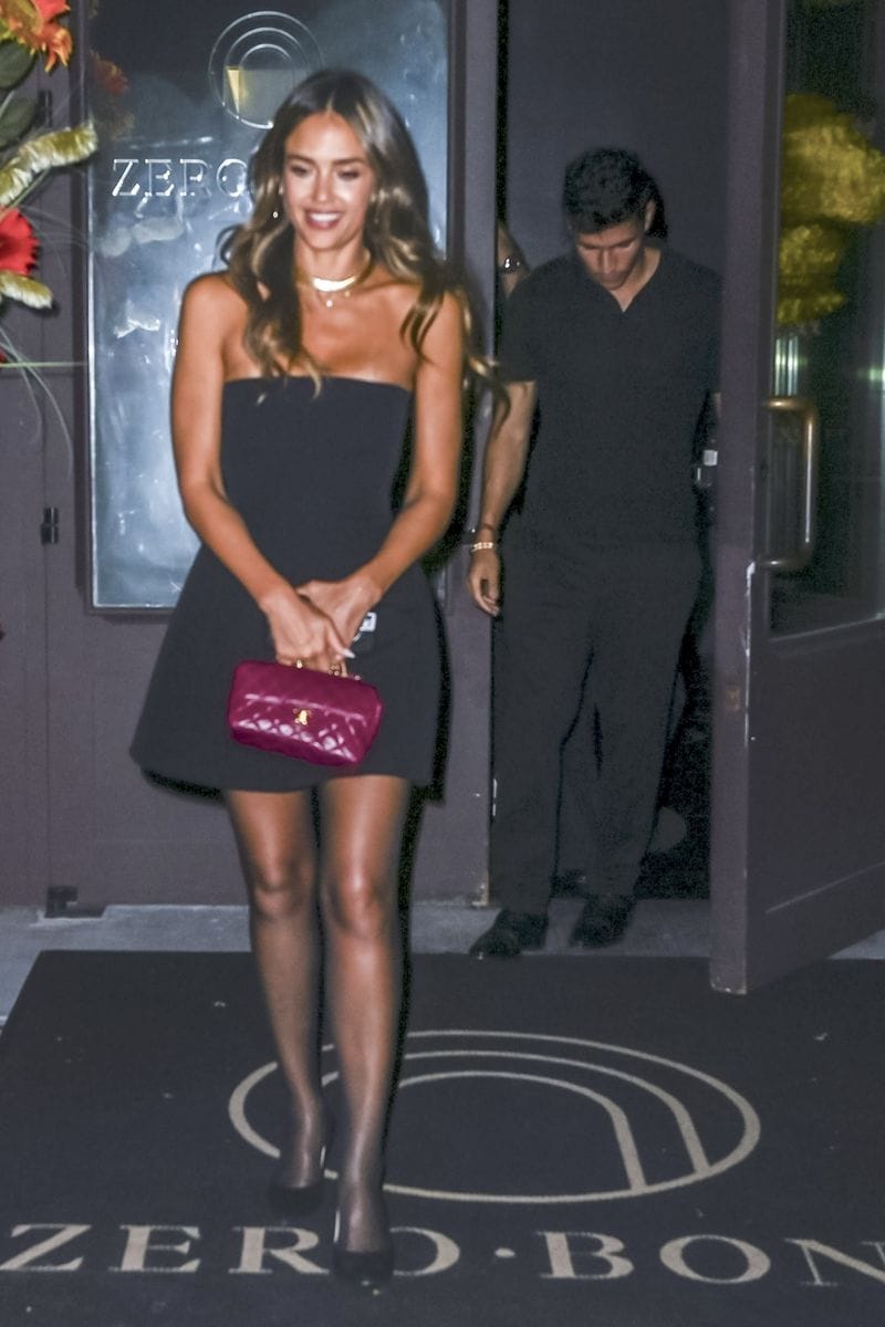 

Jessica Alba and her new boyfriend, Danny Ramirez, seemingly crashed her girls' night while dining in NYC at Zero Bond. The group was seen enjoying a night out together as her friends met her new romantic flame, arriving at the restaurant at midnight. They dined for about an hour and a half and were spotted leaving together around 1:30 a.m. Jessica Alba stopped to sign a few autographs before following Danny into a car as they left together back to their hotel.
***
Jessica Alba y su nuevo novio, Danny Ramirez, aparentemente irrumpieron en la noche de chicas de la actriz mientras cenaban en Nueva York en el restaurante Zero Bond. El grupo fue visto disfrutando de una noche juntos mientras las amigas de Jessica conocían a su nueva pareja, llegando al restaurante cerca de la medianoche. La pareja cenó durante aproximadamente una hora y media, y fueron vistos saliendo juntos alrededor de la 1:30 am. Jessica Alba se detuvo para firmar algunos autógrafos antes de seguir a Danny hacia un coche, y ambos se dirigieron juntos de regreso a su hotel.