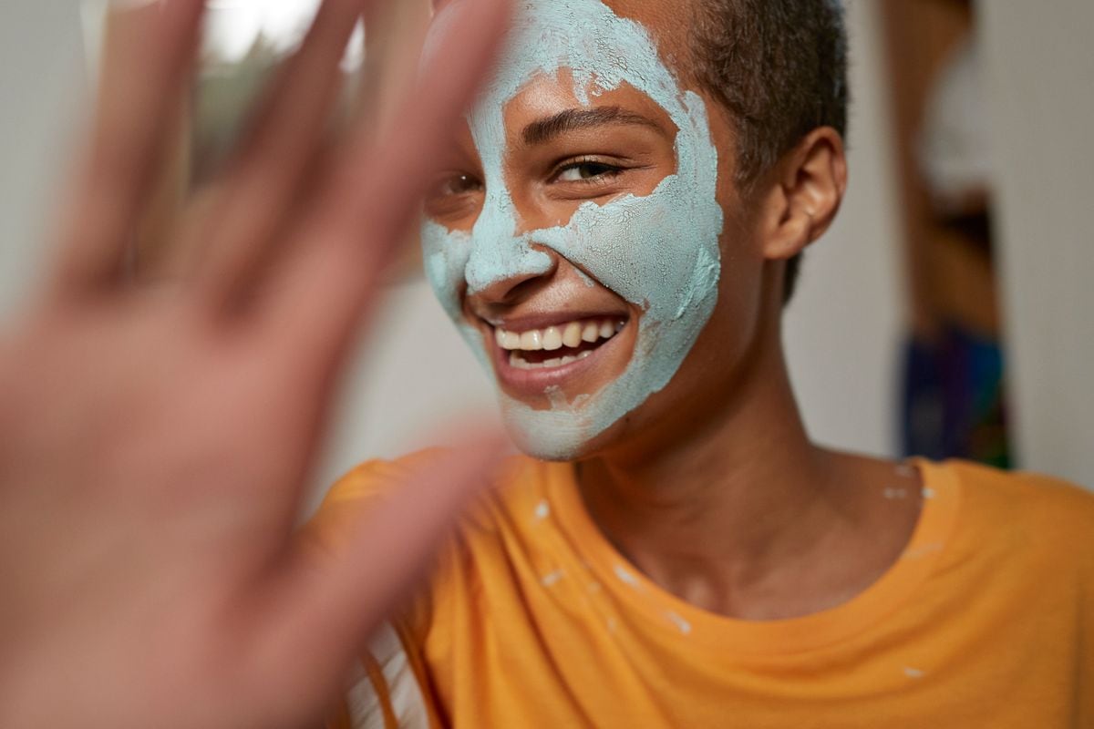 Green tea extract to balance oil and water, kaolin clay to mop up excess sebum, and antioxidant support to polish skin.