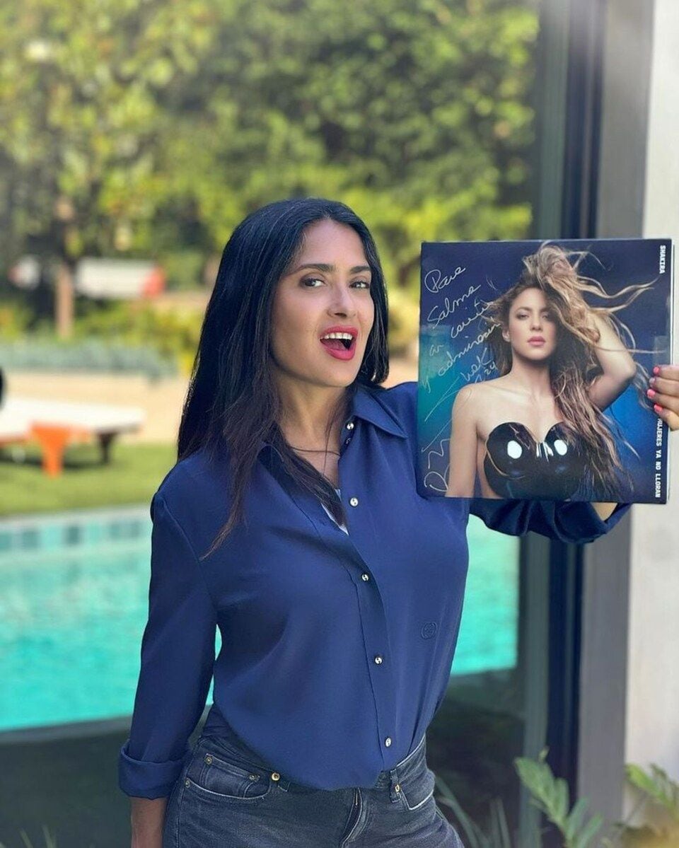 The actress proudly showed off her gift
