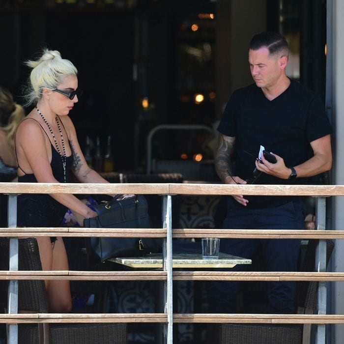 Lady Gaga and Dan Horton kissing